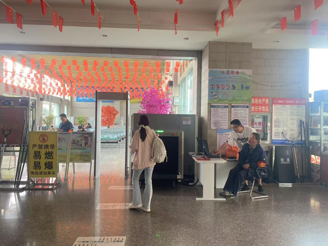 Podczas wakacji w maju zgiełk nigdy się nie zatrzymuje, a przesyłki w różnych miejscach nigdy nie ustają