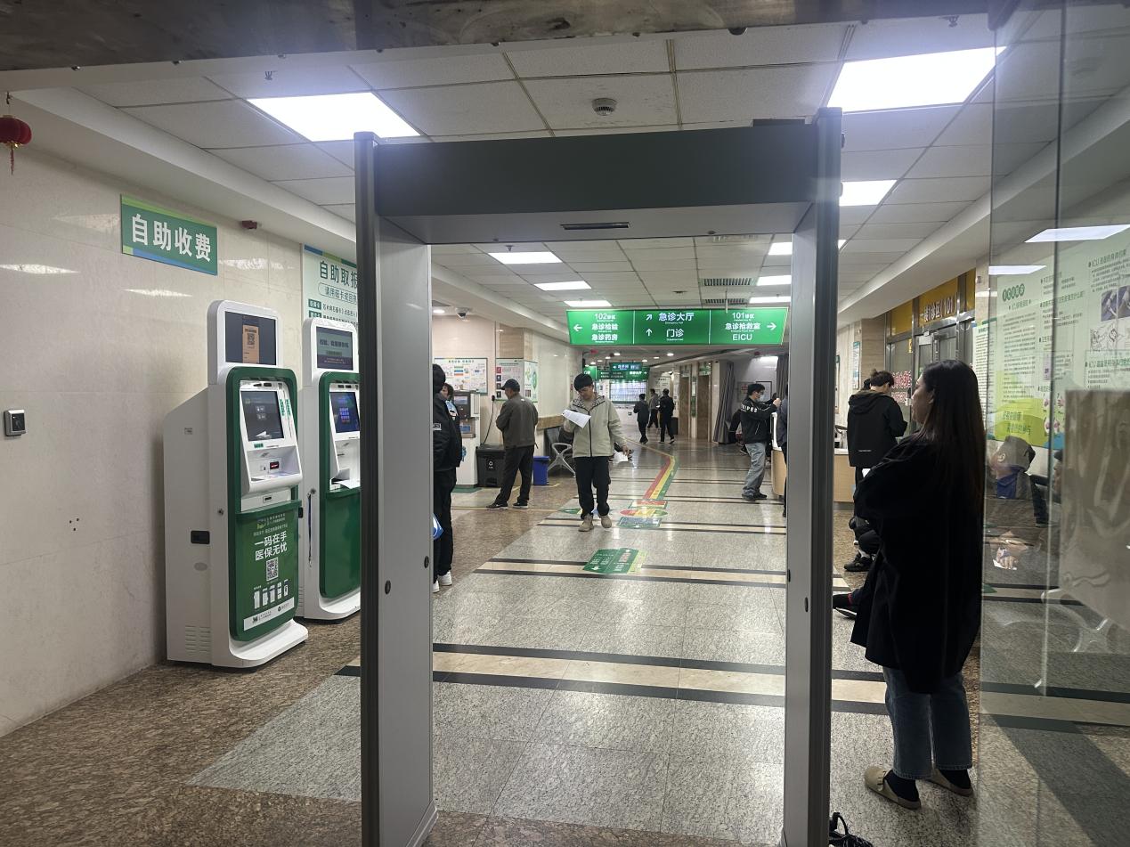 Jaka konserwacja jest wymagana do drzwi kontroli bezpieczeństwa?